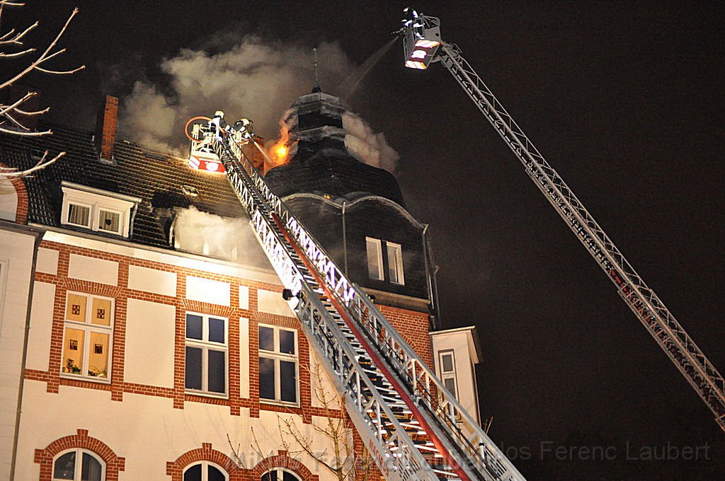 Feuer 3 Dachstuhlbrand Koeln Muelheim Gluecksburgstr P093.JPG